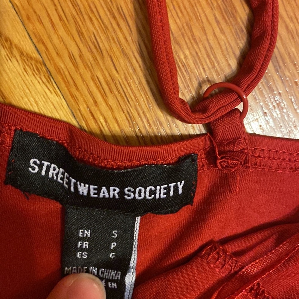 Red top - Picture 3 of 4